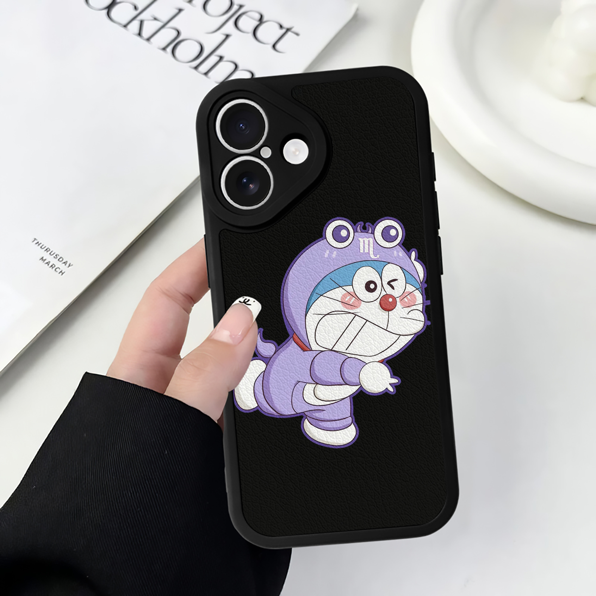 （画像用） ドラえもん Doraemon 【iPhone 16シリーズ対応】シリコンスマホケース（レザー調） 材質：シリコン